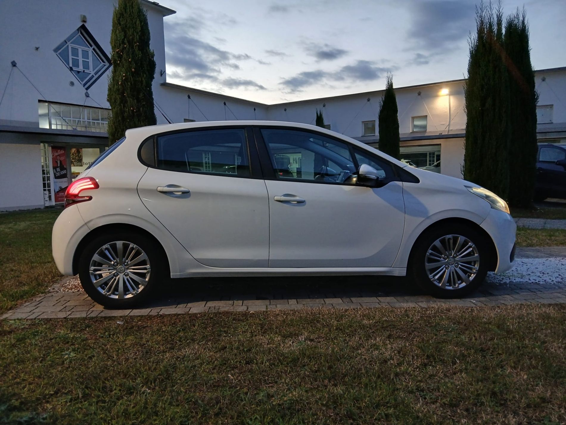 PEUGEOT 208 5p 1.2 Active 82cv - Gallotti Auto